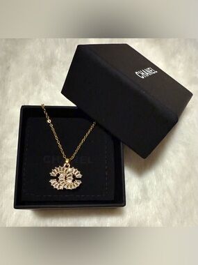 Sparkling CC Style Pendant Necklace